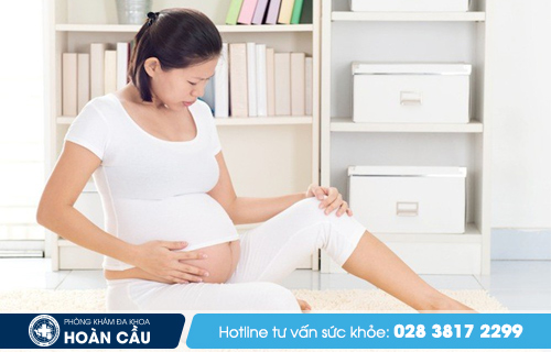 Thai nhi lớn khiến việc lưu thông máu từ chân về tim bị ảnh hưởng