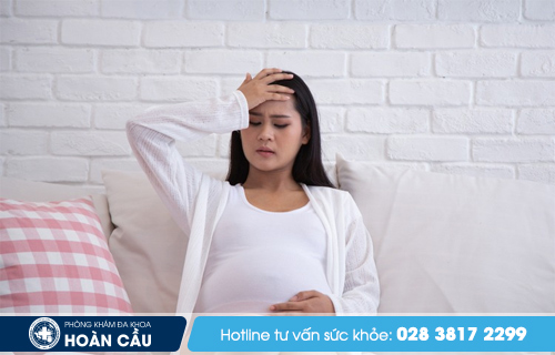 Chân tay phù nề khi mang thai kèm theo triệu chứng đau đầu là dấu hiệu khá nguy hiểm