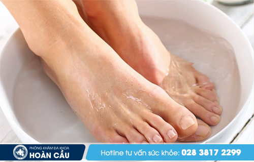 Ngâm chân với nước muối ấm giúp giảm đau nhức chân sau khi uống bia